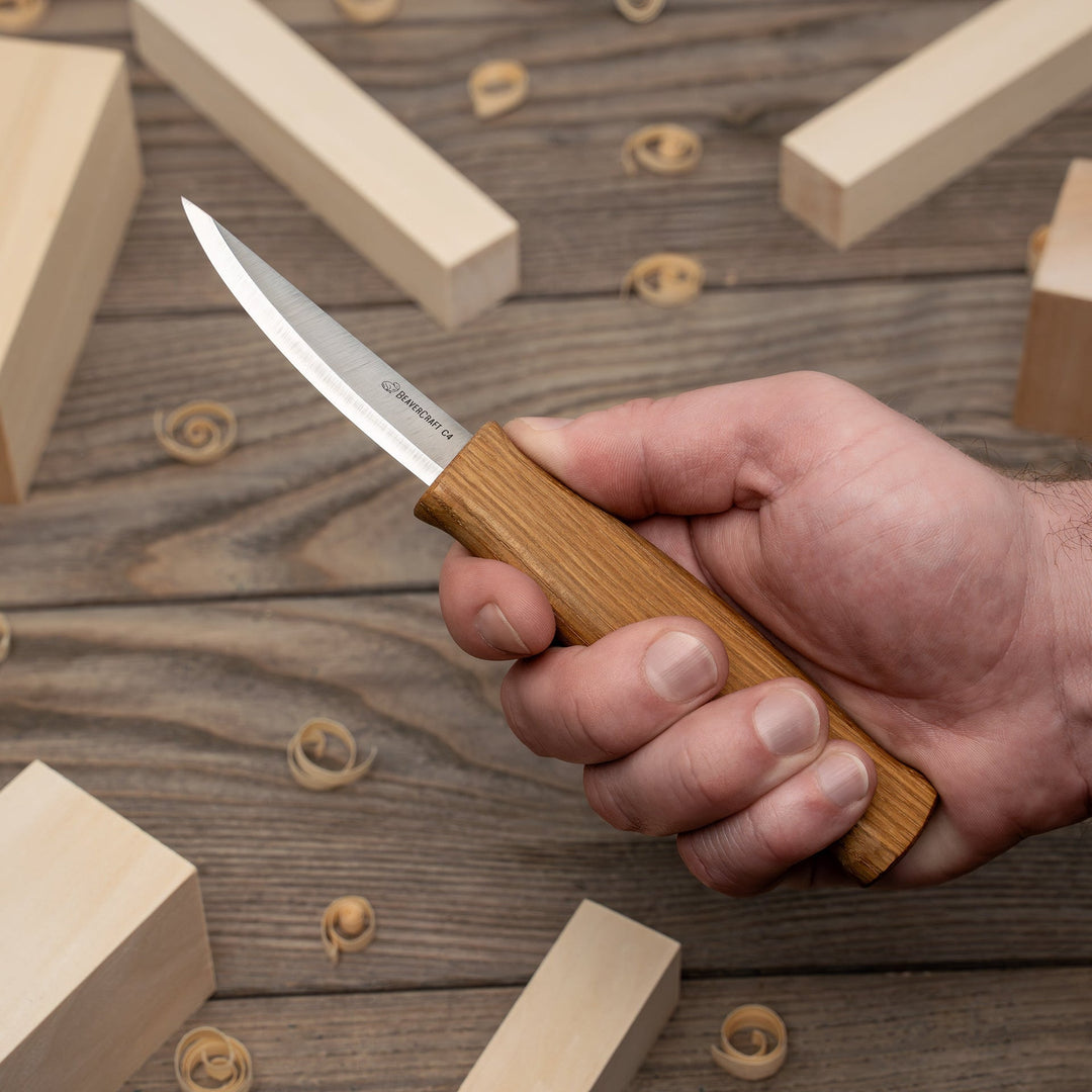 BeaverCraft C4S Spikkekniv m/Skinnslire - i hånden