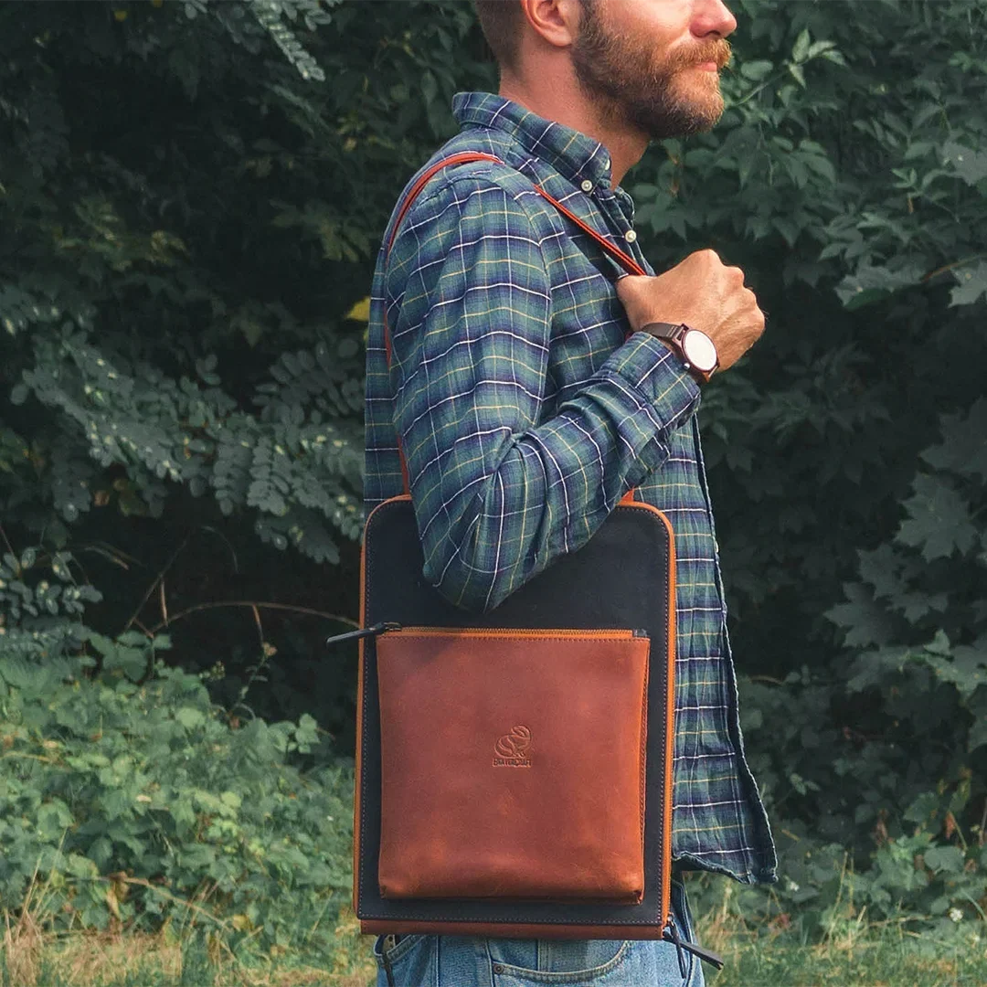 BeaverCraft S50X Deluxe Treskjæringssett - 9 Verktøy m/Skinnveske - vesken båret på skulderen