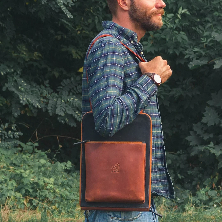 BeaverCraft S50X Deluxe Treskjæringssett - 9 Verktøy m/Skinnveske - vesken båret på skulderen