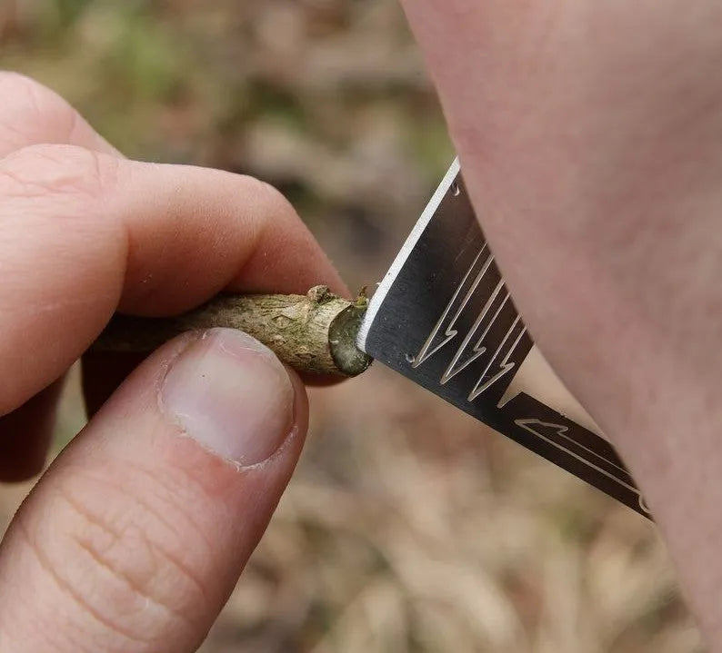 Bushcraft Essentials Overlevelseskort til Tur, Fiske og Friluft - Game-On.no